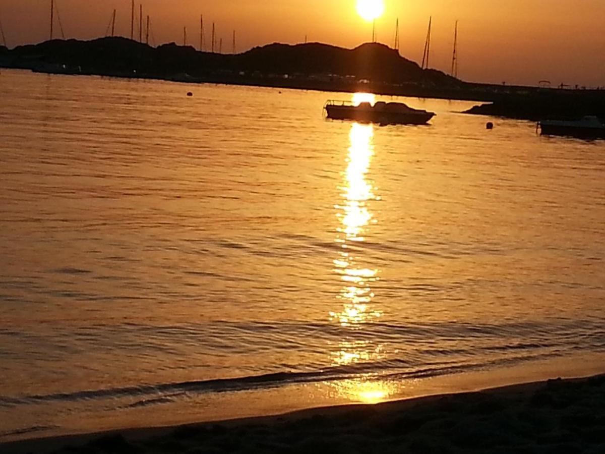 Fronte Mare Attico Indipendente Ed Esclusivo Con Terrazza Panoramica Lejlighed Isola Rossa Eksteriør billede